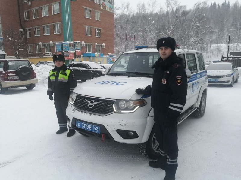 В Таштагольском районе Кемеровской области сотрудники госавтоинспекции помогли туристам выбраться из сугроба