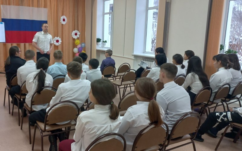 В Таштаголе сотрудник полиции рассказал педагогам и воспитанникам образовательного учреждения, как не попасться на уловки мошенников