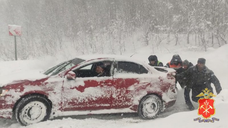 Автолюбитель из Алтайского края поблагодарил кузбасских полицейских, которые помогли вытянуть его машину из сугроба