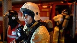 Спасатели МЧС России ликвидировали пожар в частном нежилом здании в Таштагольском МР