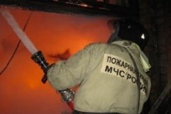 Спасатели МЧС России ликвидировали пожар в частном торговом павильоне в Таштагольском МР