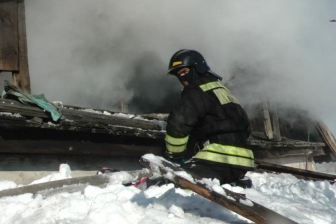 Спасатели МЧС России ликвидировали пожар в частной хозяйственной постройке в Таштагольском МР
