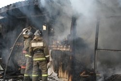 Спасатели МЧС России ликвидировали пожар в частных гаражных боксах в Таштагольском МР