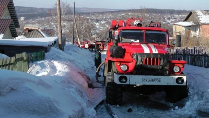 Спасатели МЧС России ликвидировали пожар в частном жилом доме в Таштагольском МР