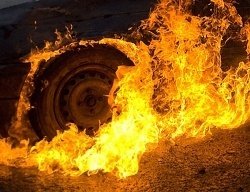 Спасатели МЧС России ликвидировали пожар в легковом автомобиле в Таштагольском МР