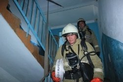 Спасатели МЧС России ликвидировали пожар в муниципальном многоквартирном жилом доме в Таштагольском МР