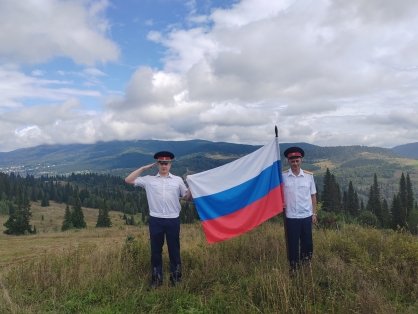 Сотрудники регионального управления СК России развернули Государственный флаг на горе, названной в честь воина, отдавшего жизнь за Родину